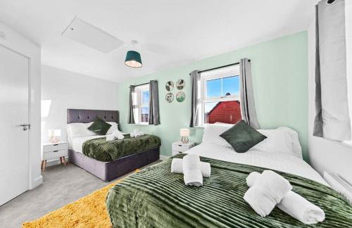 Opulent 2BR 2BA House with FREE Parking - Photo 30