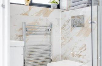 New, modern 4 bed, 3 bath house ,free parking - Foto 23