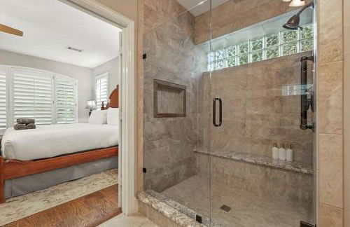 Lewisville Luxe Pool Getaway - Patio BBQ TV Room - Foto 30