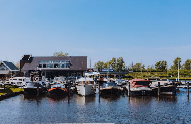 Modern Houseboat With air Conditioning Located in Marina - Foto 13