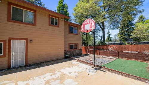 Moonridge Retreat - 6BR, Walk to Bear Mountain, Foosball Table, BBQ - Foto 3