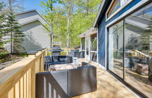 Deck and Community Perks Bright Pocono Lake Home! - Foto 25