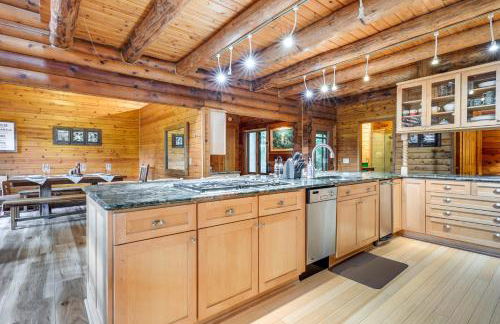 Magical Metamora Cottage with Fire Pit, Pond, Deck! - Foto 11