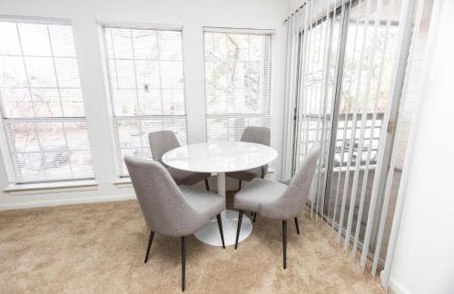 Wyndham 219 Modern 2br suite, Parking - Photo 8