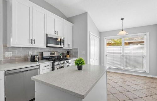 NEW - Poolside Oasis Heated POOL Home - 2000 SF - Foto 27