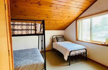 Unforgettable 4 bedroom 3 bath waterfront cabin - Photo 4