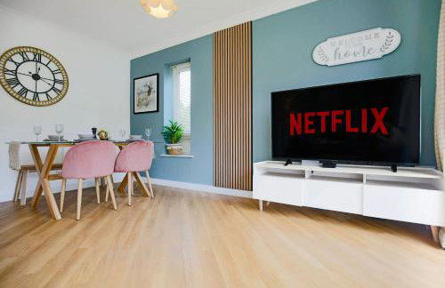 Middleton House with Free Parking, Fast-Wifi, SmartTV and Garden by Yoko Property - Photo 2