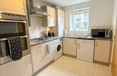 Luxury 3 Bedroom House With FREE Parking - Foto 6