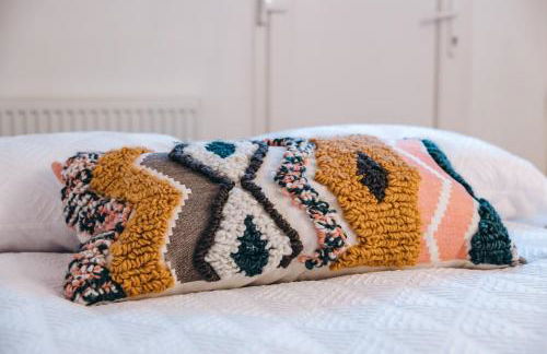 Quaint Georgian house with Parking & Huge Garden 10 mins walk from town - Photo 18