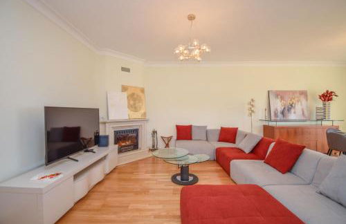 Spacious 4-Bedroom Villa with Private Heated Pool in Quinta da Beloura Sintra Ideal for Families & Long Stays - Foto 9