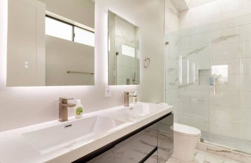 Luxury Modern 4 bedroom 3 Bath Home With Rooftop Deck #3 - Foto 2