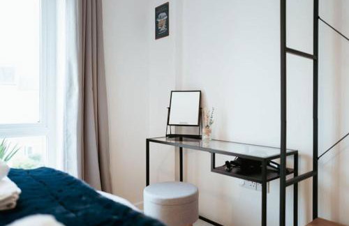 The Diickens Den - Rochester 1BR Flat - Sleeps 4 with Parking - Contractor - Friendly and Ideal for Long Stays - Foto 25