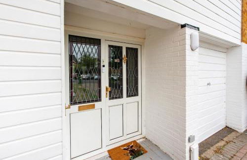 Beautiful Orpington Home w Pool Table and Driveway - Photo 42