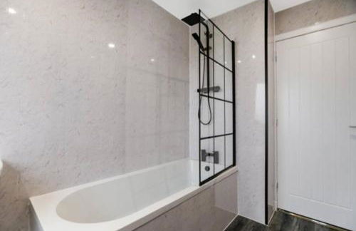 Free Parking - Central - Sleeps 6 - 3 Bedrooms - Foto 15