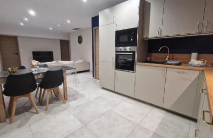 SUPERBE APPARTEMENT porte de la Cité Médiévale à SOMMIERES entièrement rénové très bien équipé 6 pers balcon clim parking privé devant - Foto 8