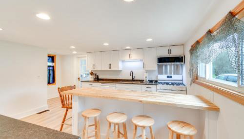 Walk to Beach! Sodus Point Escape with Private Yard - Foto 2