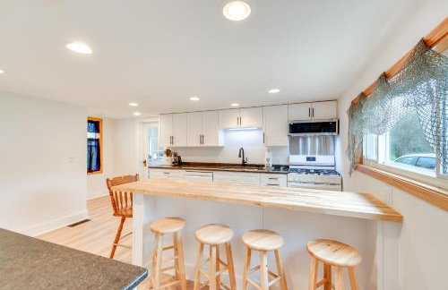 Walk to Beach! Sodus Point Escape with Private Yard - Foto 2