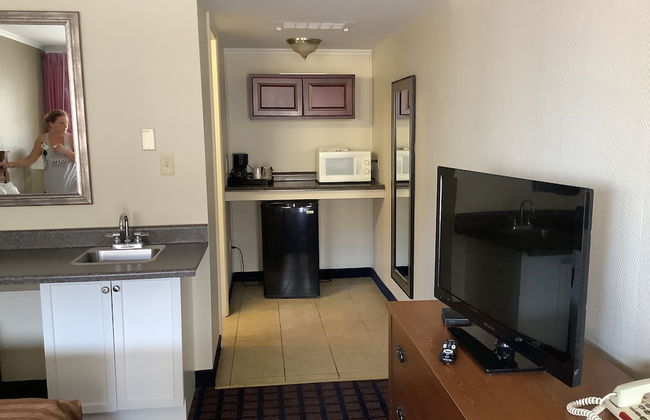 Silver Spur Vintage Inn & Suites - Photo 28