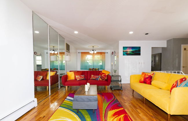 Cheerful & Beautiful 3-Bedroom Ranch - Photo 1