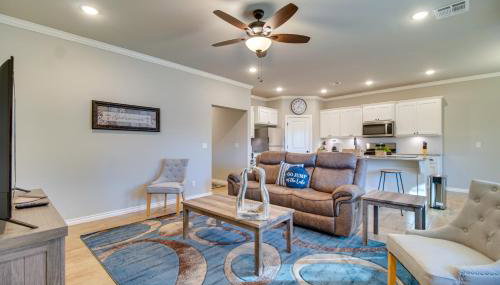 Near Grand Lake Charming Grove Home with Deck - Foto 5