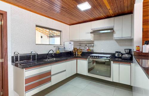 casadecastelhanos, Quadra do MAR de CASTELHANOS, 4 suítes com AR, Churrasqueira, Piscina, Hidromassagem, Cozinha INTEGRADA GOURMET Ideal para FAMÍLIA E AMIGOS - Foto 17