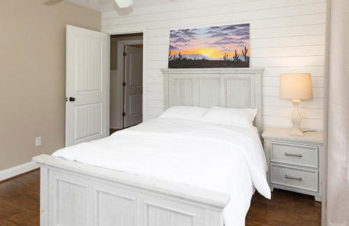 Exquisite home with pool, enclosed yard, fireplace, central AC, & washer/dryer - Foto 24