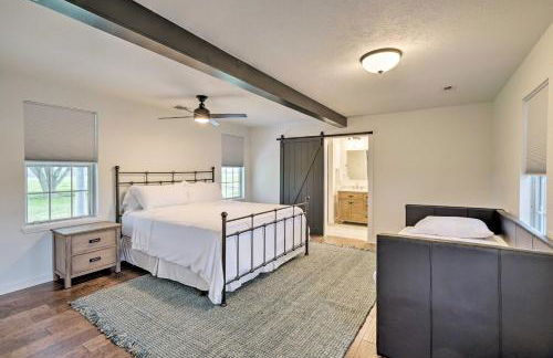 Fire Pit, Pickleball, Pool! Schulenburg Farmhouse - Foto 14