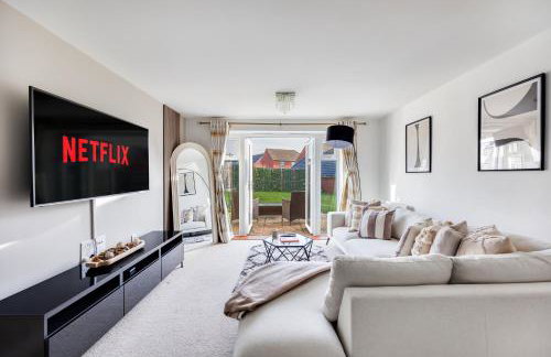 Stunning Detached House with Driveway Parking, Office Room, Self-Check-In, Fast WiFi and Smart TV with Sky and Netflix by Yoko Property - Photo 26