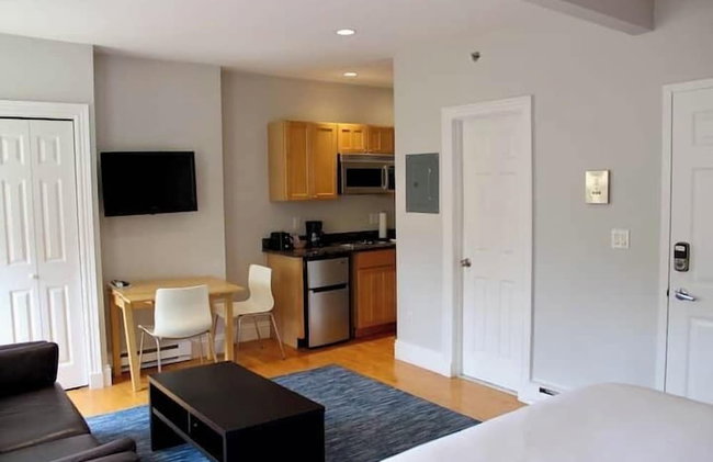 Maverick Suites at 402 Columbus Ave - Foto 33