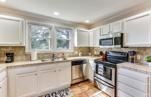 Lakeside Cedar Pines Bungalow 5 Mi to Main St! - Foto 7