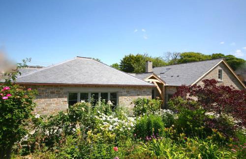 Putsborough Manor 3 Self Catering Cottages with Beach a short walk, dog friendly all year, On site Tennis, Play Area, Paddock, Spa baths, BBQ, Private Gardens, Superfast WIFI - Photo 32