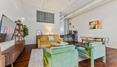 2BR Downtown Gem with Arcade games! - Sleeps 7 - Near Convention Center - Stadium - Foto 5