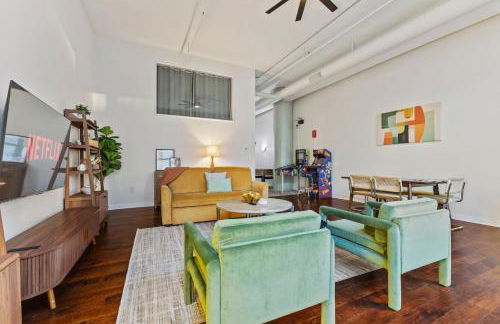 2BR Downtown Gem with Arcade games! - Sleeps 7 - Near Convention Center - Stadium - Photo 34