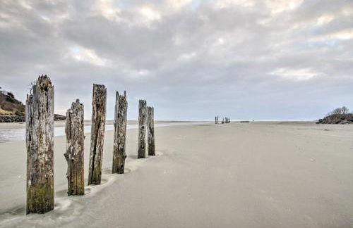 Steps to Beach! Airy Coastal Escape with Deck - Foto 27