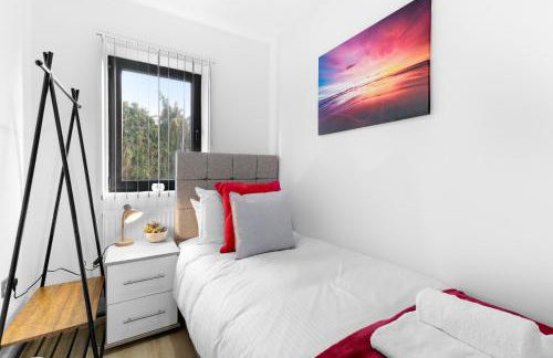 Modern 4 Bedroom House With Parking in Farnham Royal, Slough By 360stays - Foto 26