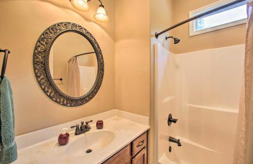 Townville Lakefront Cottage with Private Dock! - Foto 30