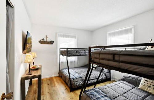 Lake Cabin; Renovated, Flat Lot, Dock, Sandy Beach, Many Games and Lake Toys! - Foto 9