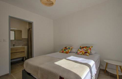 Villa de plain-pied au centre du village avec piscine privée - Foto 7