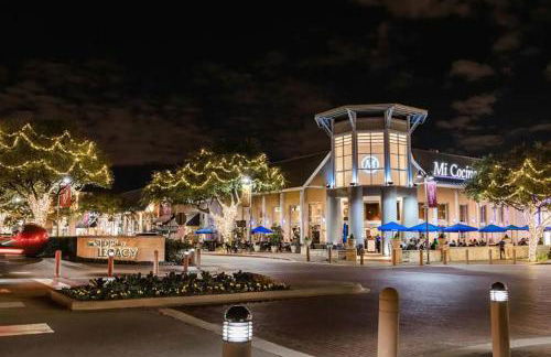 Luxury & Highly furnished upscale w Patio & Garage - Foto 33