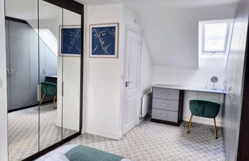 Spacious 4BR House Sleeps 8 with Free Parking, Contractor Friendly, Near Basildon Hospital & London Links - Foto 24