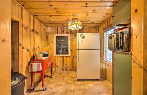 California Retreat with Deck, Fire Pit and Grill! - Foto 10