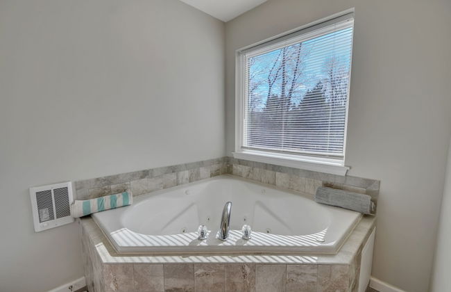 Pocono Retreat: Lake, Firepit, Bbq, Gameroom, Ski 4 Bedroom Home by RedAwning - Foto 17