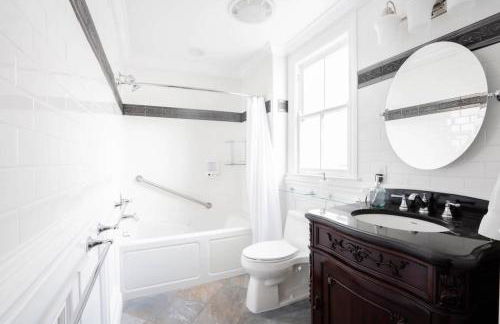 Walk to Stadiums & Downtown, Jet Tub, Historic Apt - Foto 15