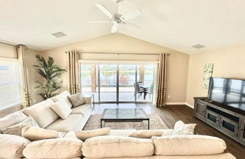 Cozy Oasis in Prime Location with Sunset Lake View, Golf Cart and Bathtub - Foto 30