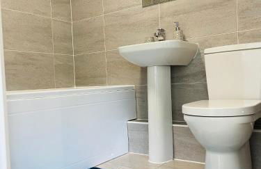 Cheerful 2-bed townhouse in Wakefield with parking - Foto 8