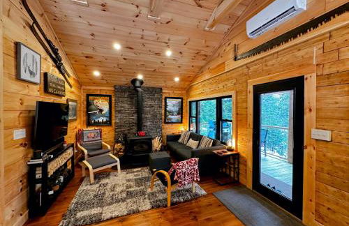 5R Cozy log chalet in fantastic location. Ski, snowshoe, fish, explore! AC, pet friendly! - Photo 3