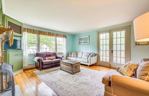 Ambient Manchester Village Abode with Deck and Pond! - Foto 5