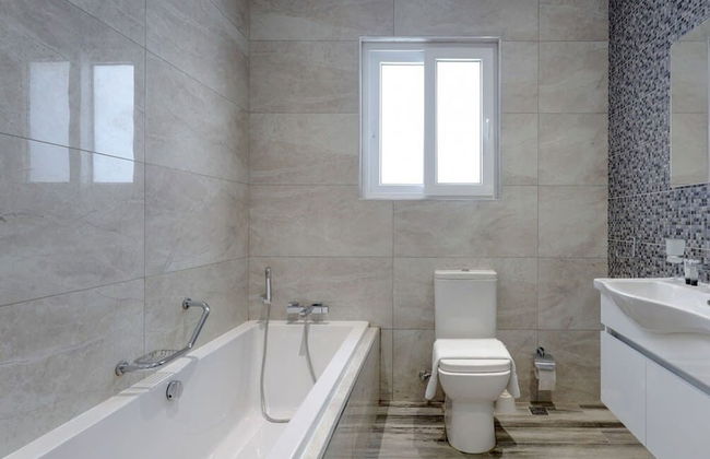 Seafront Penthouse With Unobstructed Sea Views - Photo 26