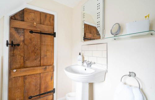 Cotswold Thatched Cottage - Photo 43