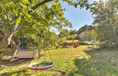 Steps to Lake! Charming Cabin Pool Access and Decks - Foto 31